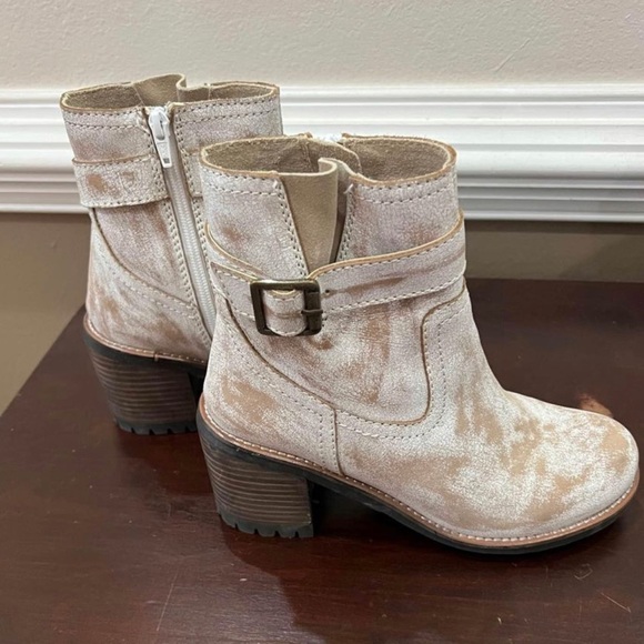 Dina True Booties - Picture 3 of 4